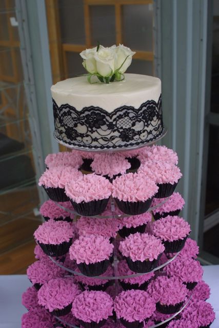 The main objective with this wedding tower was to have each tier of cupcakes